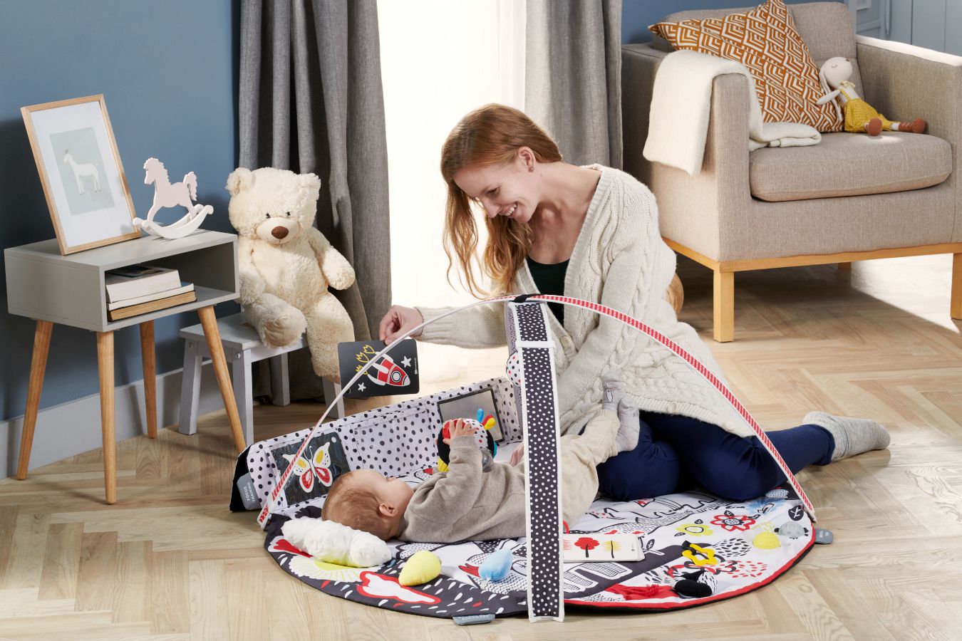 Eine Mutter spielt zu Hause mit einem Kind auf der 4SMART-Lernmatte.